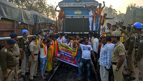 ರೈಲು ತಡೆದ ಪ್ರತಿಭಟನಾಕಾರರು