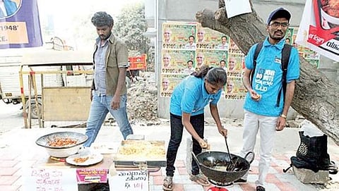 ಉದ್ಯೋಗಕ್ಕಾಗಿ ಯುವಜನರು ಸಂಘಟನೆಯ ಸದಸ್ಯರು ಶನಿವಾರ ಬೆಂಗಳೂರಿನ ಬಿಜೆಪಿ ಕಛೇರಿಯ ಮುಂದೆ ಪಕೋಡಗಳನ್ನು ಮಾರಾಟ ಮಾಡಿ ಪ್ರತಿಭಟನೆ ನಡೆಸಿದರು