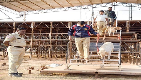 ಪ್ರಧಾನಿ ನರೇಂದ್ರಮೋದಿ ಸಮಾವೇಶ ಹಿನ್ನೆಲೆಯಲ್ಲಿ ಅರಮನೆ ಮೈದಾನದಲ್ಲಿ ಶ್ವಾನದಳ ಪರಿಶೀಲನೆ ನಡೆಸುತ್ತಿರುವ ಚಿತ್ರ