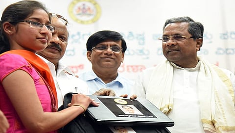 ವಿಧಾನಸೌಧ ಬ್ಯಾಂಕ್ವೆಟ್‌ ಸಭಾಂಗಣದಲ್ಲಿ ನಿನ್ನೆ ಪರಿಶಿಷ್ಟ ಜಾತಿ ಮತ್ತು ಪರಿಶಿಷ್ಟ ಪಂಗಡದ ವಿದ್ಯಾರ್ಥಿಗಳಿಗೆ ಉಚಿತ ಲ್ಯಾಪ್ ಟಾಪ್ ವಿತರಿಸಿದ ಮುಖ್ಯಮಂತ್ರಿ ಸಿದ್ದರಾಮಯ್ಯ