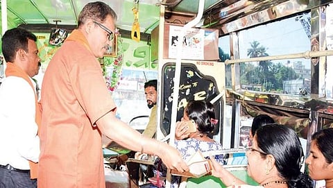 ಹಿಂದೂಪರ ಸಂಘಟನೆಗಳ ಕಾರ್ಯಕರ್ತರು ನಿನ್ನೆ ಮಂಗಳೂರಿನಲ್ಲಿ ಲವ್ ಜಿಹಾದ್ ಬಗ್ಗೆ ಕರಪತ್ರಗಳನ್ನು ಹಂಚಿದರು.