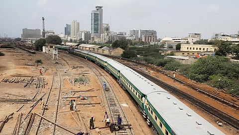 ಚೀನಾದ ಸಿಲ್ಕ್ ರೋಡ್ ಯೋಜನೆಯ ಗಾತ್ರಕ್ಕೆ ಸಾಲದ ಸುಳಿಯಲ್ಲಿ ಸಿಲುಕಿರುವಪಾಕಿಸ್ತಾನದಿಂದ ಕತ್ತರಿ!