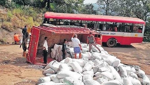 ಲಾರಿ ಮಗುಚಿಬಿದ್ದ ಸ್ಥಳ