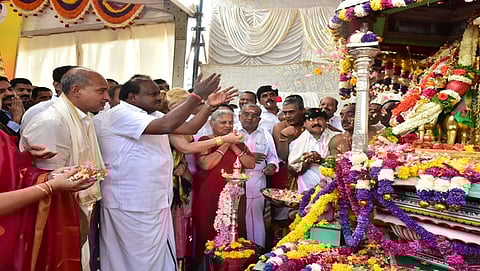 ನಾಡದೇವಿ ಚಾಮುಂಡಿಗೆ ಪುಷ್ಪಾರ್ಚನೆ ಮಾಡಿದ ಸಿಎಂ ಕುಮಾರಸ್ವಾಮಿ ಮತ್ತು ಇತರರು