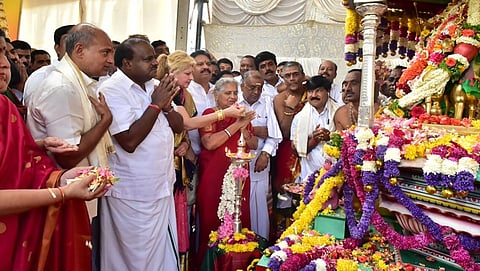 ಮೈಸೂರು ದಸರಾ ಉದ್ಘಾಟನೆಗೆ ಮುನ್ನ ಚಾಮುಂಡಿ ದೇವಿಗೆ ಪೂಜೆ ಸಲ್ಲಿಸಿದ ಇನ್ಫೋಸಿಸ್ ಪ್ರತಿಷ್ಠಾನ ಅಧ್ಯಕ್ಷೆ ಸುಧಾಮೂರ್ತಿ, ಸಿಎಂ ಕುಮಾರಸ್ವಾಮಿ, ಸಚಿವರುಗಳಾದ ಜಿ ಟಿ ದೇವೇಗೌಡ, ಜಯಮಾಲಾ