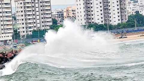 ತಿತ್ಲಿ ಚಂಡಮಾರುತ ಪರಿಣಾಮ ವಿಶಾಖಪಟ್ಟಣ್ಣಂ ಬಳಿಯ ಸಮುದ್ರದಲ್ಲಿನ ಭಾರೀ ಅಲೆಗಳು