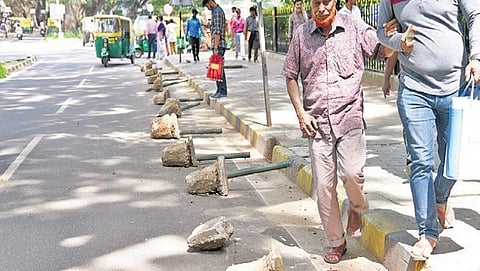 ರಸ್ತೆ  ಮೇಲೆ ಬಿದ್ದಿರುವ ಕಬ್ಬಿಣದ ಕಂಬಗಳು