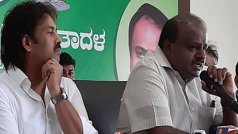 ಬೆಂಗಳೂರಿನ ಜೆಡಿಎಸ್ ಕಚೇರಿಯಲ್ಲಿ ಸಿಎಂ ಕುಮಾರಸ್ವಾಮಿ ಹಾಗೂ ಮಧು ಬಂಗಾರಪ್ಪ ಸುದ್ದಿಗೋಷ್ಠಿ. ಚಿತ್ರ: ನಾಗರಾಜ ಗಡೇಕಲ್