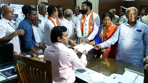 ನಾಮಪತ್ರ ಸಲ್ಲಿಸುತ್ತಿರುವ ಜೆ ಶಾಂತಾ