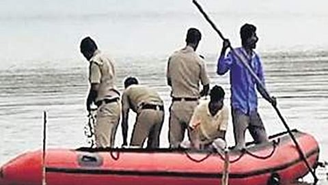 ಕಾರ್ಯಾಚರಣೆ ನಡೆಸುತ್ತಿರುವ ಅಧಿಕಾರಿಗಳು