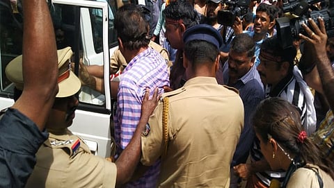 ಪ್ರತಿಭಟನಾಕಾರರನ್ನು ಬಂಧಿಸುತ್ತಿರುವುದು