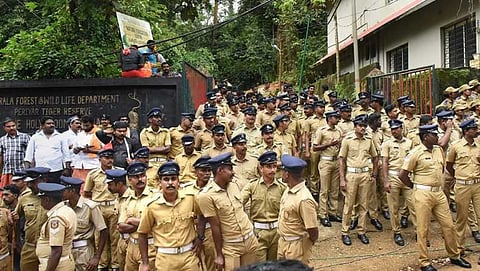 ದೇವಸ್ಥಾನದ ಬಳಿ ಭಾರಿ ಭದ್ರತೆ ಒದಗಿಸಿರುವುದು