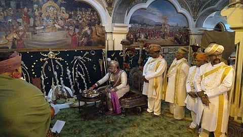 ಮಹಾನವಮಿ ಆಯುಧ ಪೂಜೆ ಅಂಗವಾಗಿ ಮೈಸೂರು ಅರಮನೆಯಲ್ಲಿ ರಾಜವಂಶಸ್ಥ ಯದುವೀರ ಕೃಷ್ಣದತ್ತ ಚಾಮರಾಜ ಒಡೆಯರ್ ಅವರು ಪಟ್ಟದ ಕತ್ತಿ, ಆನೆ, ಕುದುರೆ, ರಥ ಮುಂತಾದ ಆಯುಧಗಳಿಗೆ ಪೂಜೆ ಸಲ್ಲಿಸಿದರು.