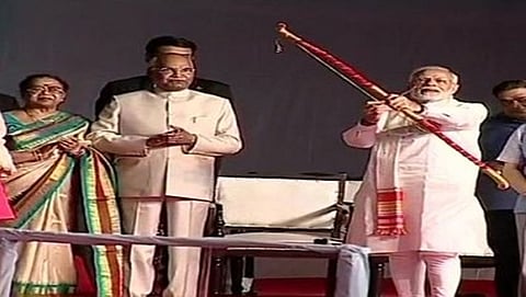ರಾವಣ ಪ್ರತಿಕೃತಿ ದಹಿಸುತ್ತಿರುವ  ಪ್ರಧಾನಿ ಚಿತ್ರ
