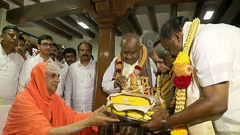 ಸುತ್ತೂರು ಶ್ರೀಗಳನ್ನು ಭೇಟಿ ಮಾಡಿದ ಸಿಎಂ ಹೆಚ್ ಡಿ ಕುಮಾರಸ್ವಾಮಿ ಮತ್ತು ಹೆಚ್ ಡಿ ದೇವೇಗೌಡ ಹಾಗೂ ಅವರ ಪತ್ನಿ ಚೆನ್ನಮ್ಮ