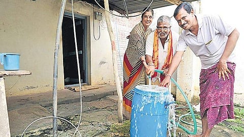 ಬೋರ್ ವೆಲ್ ನಿಂದ ಬರುತ್ತಿರುವ ಬಿಸಿನೀರು