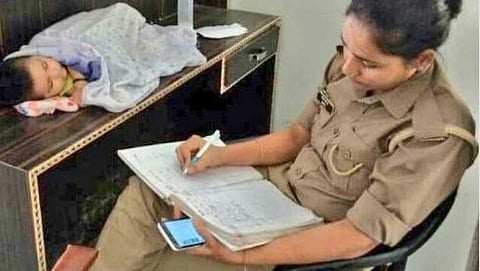 ಕರ್ತವ್ಯದ ಸ್ಥಳಕ್ಕೆ ಮಗುವನ್ನು ಕರೆತಂದು ನೋಡಿಕೊಳ್ಳುತ್ತಿರುವ ಮಹಿಳಾ ಪೊಲೀಸ್