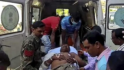 ನಕ್ಸಲರ ದಾಳಿಯಲ್ಲಿ ಗಾಯಗೊಂಡಿದ್ದ ಪೊಲೀಸ್ನನ್ನು ಆಸ್ಪತ್ರೆಗೆ ಸಾಗಿಸುತ್ತಿರುವುದು