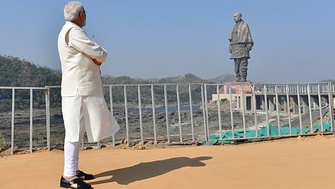 ಪಟೇಲ್ ಪ್ರತಿಮೆ ವೀಕ್ಷಿಸುತ್ತಿರುವ ಪ್ರಧಾನಿ ಮೋದಿ
