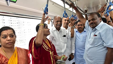 ನಮ್ಮ ಮೆಟ್ರೊ ಕಾರ್ಯಕ್ರಮದಲ್ಲಿ ಗುರುವಾರ ಸಿಎಂ ಹೆಚ್ ಡಿ ಕುಮಾರಸ್ವಾಮಿ ಹಾಗೂ ಇತರರೊಂದಿಗೆ ಉಪ ಮೇಯರ್ ರಮೀಳಾ ಉಮಾಶಂಕರ್