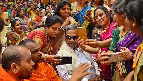 ಮಹಿಳಾ ಸಮ್ಮೇಳನ ಕಾರ್ಯಕ್ರಮದಲ್ಲಿ ಮಾಜಿ ಸಿಎಂ ಸಿದ್ದರಾಮಯ್ಯ ಜೊತೆ ಸೆಲ್ಫಿಗಾಗಿ ಮುಗಿಬಿದ್ದ ಮಹಿಳೆಯರು