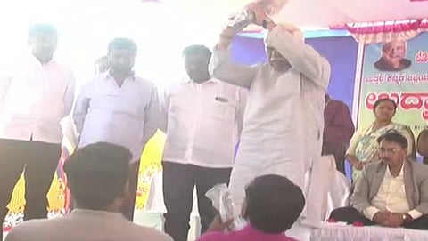 ಕ್ರೀಡಾಪಟುಗಳತ್ತ ಕ್ರೀಡಾ ಸಾಮಗ್ರಿಗಳನ್ನು ಎಸೆಯುತ್ತಿರುವ ಸಚಿವ ಆರ್ ವಿ ದೇಶಪಾಂಡೆ