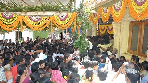 ಹಾಸನಾಂಬ ದೇವಾಲಯದಲ್ಲಿ ನೆರೆದ ಭಕ್ತರು(ಸಂಗ್ರಹ ಚಿತ್ರ)