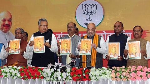 ಪ್ರಣಾಳಿಕೆ ಬಿಡುಗಡೆ ಮಾಡುತ್ತಿರುವ ಅಮಿತ್ ಶಾ