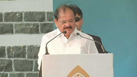 ಮುಂಬೈನಲ್ಲಿ ನಡೆದ ಪ್ರಶಸ್ತಿ ಪ್ರದಾನ ಕಾರ್ಯಕ್ರಮದಲ್ಲಿ ವೆಂಕಯ್ಯ ನಾಯ್ಡು