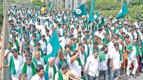 ಬಾಕಿ ಪಾವತಿಗಾಗಿ ಒತ್ತಾಯಿಸಿ ಕಬ್ಬು ಬೆಳೆಗಾರರ ಪ್ರತಿಭಟನೆ