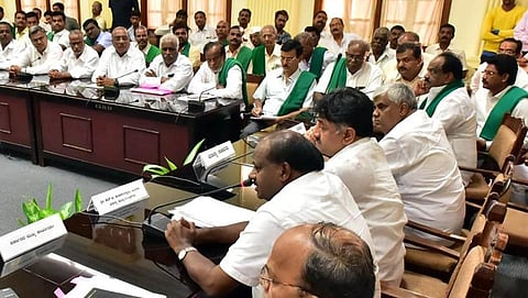 ರೈತರೊಂದಿದೆ ಸಂಧಾನ ಮಾತುಕತೆ ನಡೆಸುತ್ತಿರುವ ಸಿಎಂ ಕುಮಾರಸ್ವಾಮಿ
