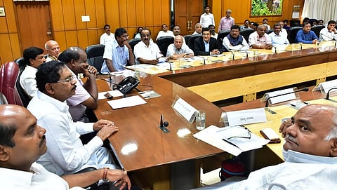 ಸಕ್ಕರೆ ಕಾರ್ಖಾನೆ ಮಾಲೀಕರೊಂದಿಗೆ ಎಚ್ ಡಿ ಕುಮಾರಸ್ವಾಮಿ ಸಭೆ
