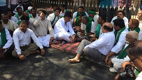 ರೈತರೊಂದಿಗೆ ಡಿಕೆ ಶಿವಕುಮಾರ್