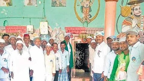 ಗದಗ ಜಿಲ್ಲೆಯ ರಾಜ್ಪುರ ಗ್ರಾಮದ ಹನುಮಾನ್ ದೇವಸ್ಥಾನದಲ್ಲಿ ಪೂಜೆ ಸಲ್ಲಿಸಿದ ಮುಸ್ಲಿಮರು