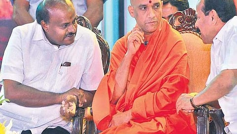 ಸಂಸ್ಥಪನಾ ದಿನ ಕಾರ್ಯಕ್ರಮದಲ್ಲಿ ಸಿಎಂ ಕುಮಾರ ಸ್ವಾಮಿ, ನಿರ್ಮಲಾನಂದ ಸ್ವಾಮೀಜಿ ಮತ್ತು ಸದಾನಂದಗೌಡ