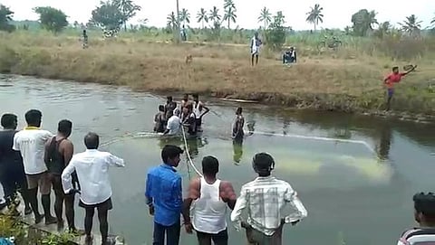 ನಾಲೆಗೆ ಉರುಳಿಬಿದ್ದ ಬಸ್