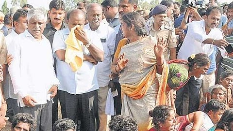 ಮಂಡ್ಯ ಬಸ್ ದುರಂತ: ಮೃತದೇಹಗಳ ನೋಡಿ ಕಣ್ಣೀರಿಟ್ಟ ಸಿಎಂ ಕುಮಾರಸ್ವಾಮಿ