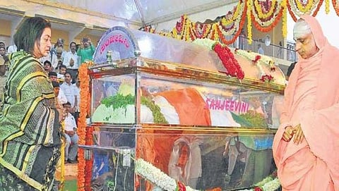 ಅಂಬರೀಷ್ ಗೆ ಅಂತಿಮ ನಮನ ಸಲ್ಲಿಸಿದ ಶಿವರಾತ್ರೀ ದೇಶೀ ಕೇಂದ್ರ ಸ್ವಾಮೀಜಿ