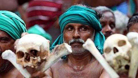 ಬುರುಡೆ ಹಿಡಿದು ದೆಹಲಿಗೆ ಆಗಮಿಸಿದ ತಮಿಳುನಾಡು ರೈತರು: ತಡೆದರೆ ಬೆತ್ತಲೆ ಪ್ರತಿಭಟನೆ ನಡೆಸುತ್ತೇವೆಂದ ತ.ನಾಡು ರೈತರು