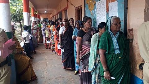 ಮತದಾನಕ್ಕಾಗಿ ಸಾಲುಗಟ್ಟಿ ನಿಂತಿರುವ ಮತದಾರರು
