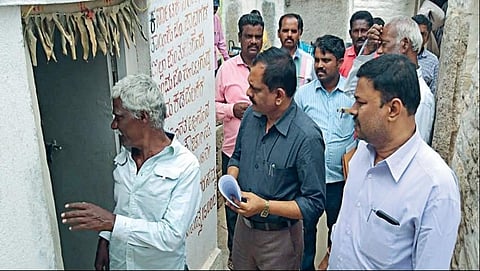 ತಾಲ್ಲೂಕು ಪಂಚಾಯತ್ ಅಧಿಕಾರಿಗಳು ಭೇಟಿ ನೀಡಿ ಪರಿಶೀಲಿಸಿರುವುದು