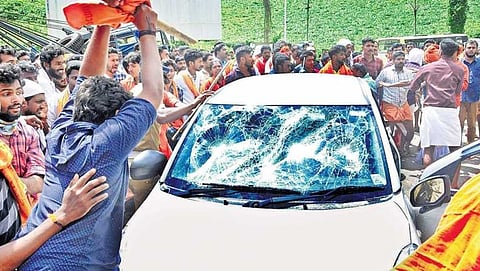 ಪತ್ರಕರ್ತರ ವಾಹನದ ಮೇಲೆ ದಾಳಿ ನಡೆಸುತ್ತಿರುವ ಪ್ರತಿಭಟನಾಕಾರರು(ಸಂಗ್ರಹ ಚಿತ್ರ)