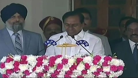 ಪ್ರಮಾಣ ವಚನ ಸ್ವೀಕರಿಸಿದ ಕೆಸಿಆರ್