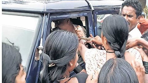 ಮಹಿಳೆಗೆ ಲೈಂಗಿಕ ಕಿರುಕುಳ, ಪೊಲೀಸ್ ಇನ್ಸ್ಪೆಕ್ಟರ್ ಗೆ ಸಾರ್ವಜನಿಕರಿಂದಲೇ ಧರ್ಮದೇಟು!