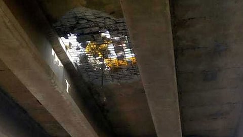 ಕುಳಿ ಬಿದ್ದಿರುವ ಮೇಲ್ಸೇತುವೆ
