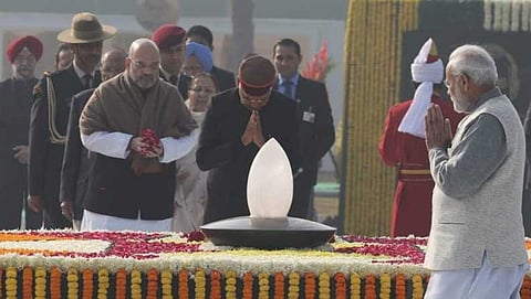 ಪುಷ್ಪ ನಮನ ಸಲ್ಲಿಸುತ್ತಿರುವ ರಾಷ್ಟ್ರಪತಿ, ಪ್ರಧಾನಿ