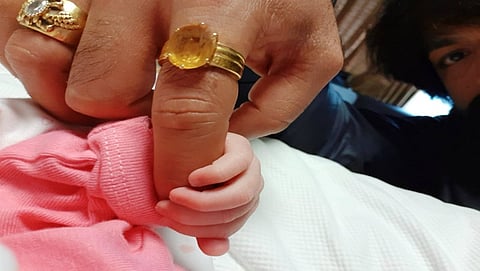 ಮಗಳ ಪುಟ್ಟ ಹಸ್ತದೊಂದಿಗೆ ಯಶ್ ಕೈ ಬೆರಳು