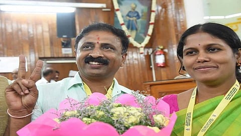 ಉಪಮೇಯರ್ ಆಗಿ ಆಯ್ಕೆಯಾದ ಭದ್ರೇಗೌಡ ಅವರಿಗೆ ಮೇಯರ್ ಅವರಿಂದ ಅಭಿನಂದನೆ(ಎಕ್ಸ್ ಪ್ರೆಸ್ ಫೋಟೋ ನಾಗರಾಜ ಗಡೇಕಲ್)