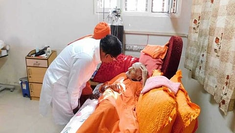 ಸಿದ್ದಗಂಗಾ ಸ್ವಾಮೀಜಿಗಳ ಆರೋಗ್ಯ ವಿಚಾರಿಸುತ್ತಿರುವ ಉಪಮುಖ್ಯಮಂತ್ರಿ ಡಾ. ಪರಮೇಶ್ವರ್