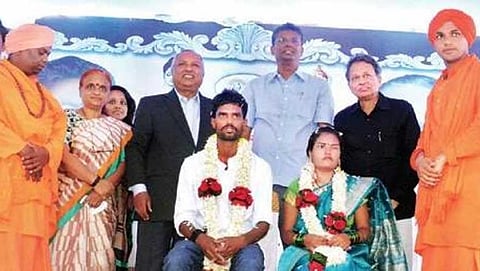 ಮೂಢನಂಬಿಕೆಗೆ ಸೆಡ್ಡು ಹೊಡೆದ ಜೋಡಿ: ಸ್ಮಶಾನದಲ್ಲಿ ವಿವಾಹ!